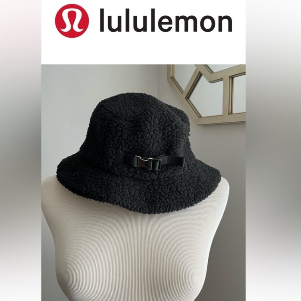 LULULEMON Textured Fleece Bucket Hat in Black.
